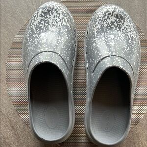 Oofos Gray and Silver Speckled Clogs